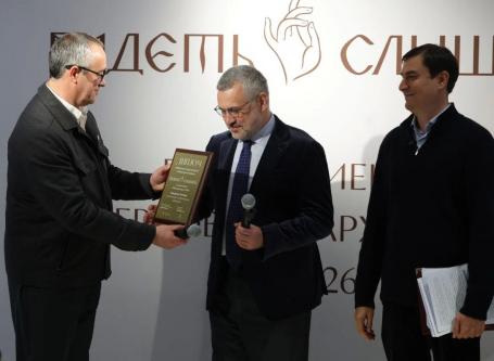 Алексей Шапошников: Сегодня мне выпала честь вручить Владимиру Легойде награду в номинации «Электронные СМИ» за авторскую программу «Парсуна»
